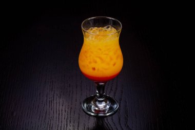 Tatlı bardak tekila Sunrise kokteyli