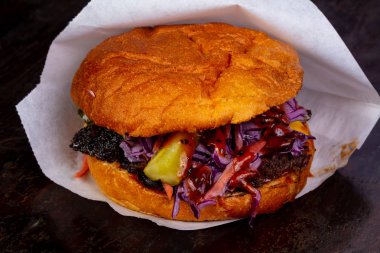 Burger çekti domuz ve kırmızı lahana