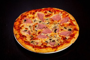 Jambonlu ve peynirli lezzetli pizza.