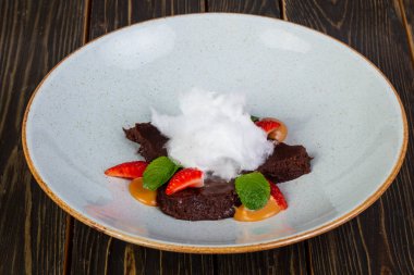 Nane brownie kek çilek ile hizmet