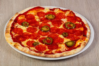 Pizza biberli sosis ve biber