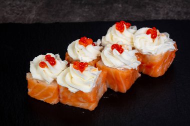 Japon geleneksel rulo somon ile