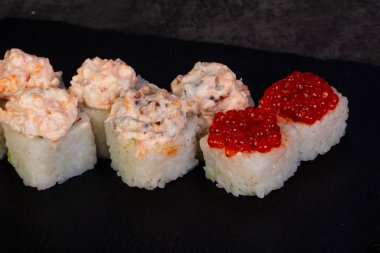 Japon baharatlı suşi ve rulolar