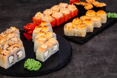 Japon Suşi ile çeşitli madde ayarla