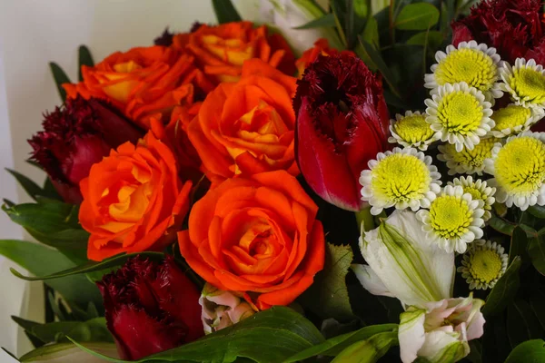 Ramo Rosas Frescas Con Otras Flores — Foto de Stock