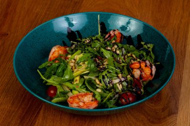 Avokado ve karides salatası