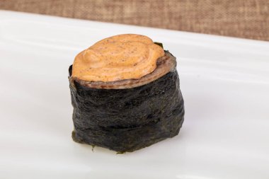 Soslu baharatlı gunkan suşisi.