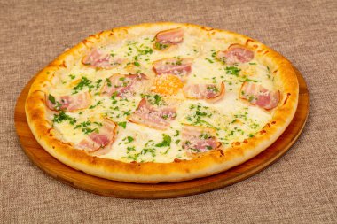 Pizza Carbonara jambon ve yumurta