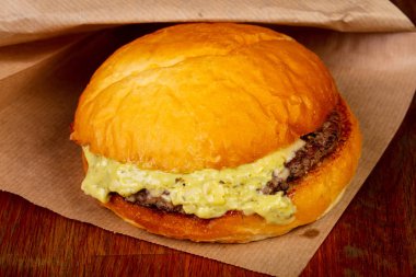 Sığır eti ile ev yapımı lezzetli burger