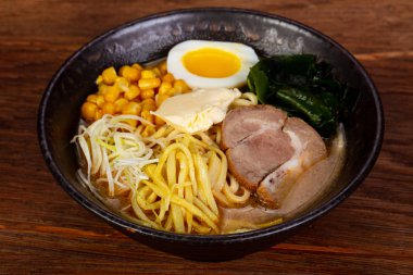 Domuz eti ve yumurta ile Japon Ramen çorbası