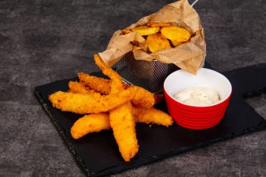 Soslu balık ve patates kızartması