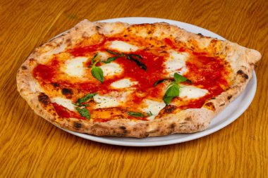 Pizza Margarita peynir ve domates sos ile