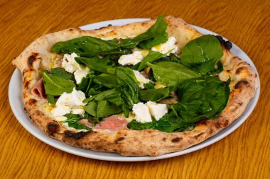 Pizza jambon, buratta ve ıspanak ile