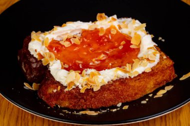 Tatlı börek reçel ve krema ile