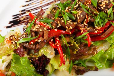 Susam salata domuz eti ile giyinmiş