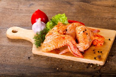 Marine edilmiş tavuk kanat ızgara ve Barbekü