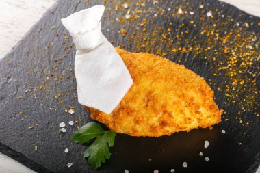 Siyah arka plan üzerinde geleneksel kiev pirzola