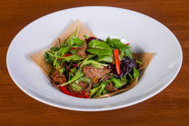 Biftek salata otlar ve baharatlar ile