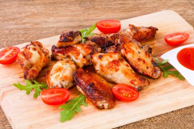 Soslu tavuk kanadı kavrulmuş