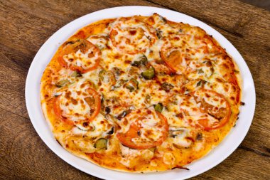 Etli ve peynirli pizza.