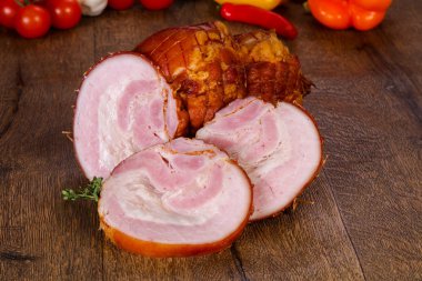 Domuz eti ahşap arka plan üzerinde füme