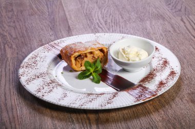 Nane yaprakları Apple strudel dondurma ile servis