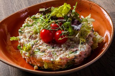 Kiraz domates salatası karidesleri ve somon hizmet