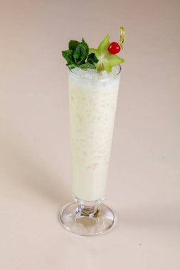 Pina colada Hindistan cevizi kokteyl nane ile