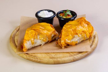 İki soslu tavuklu böreği