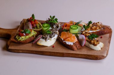 Balık ve sebze ile İspanyol bruschetta karıştırın