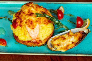 Balık göğsü ile karides ve midye