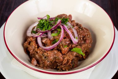 Çekti domuz soğan ve otlar ile