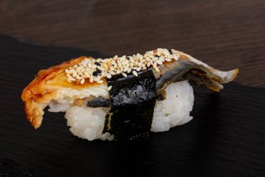 Lezzetli susam suşi algler tarafından bağlı