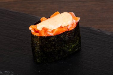 Lezzetli kırmızı balık suşi sos ile