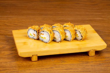 Lezzetli kızarmış tempura yılan balığı ile rulo