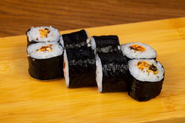 Lezzetli midye sushi roll seti