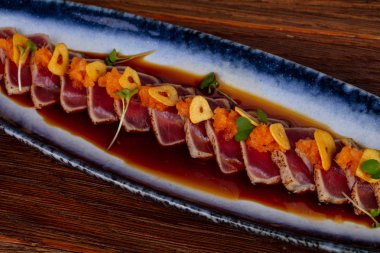 Soslu Izgara dilimlenmiş ton balıklı sashimi