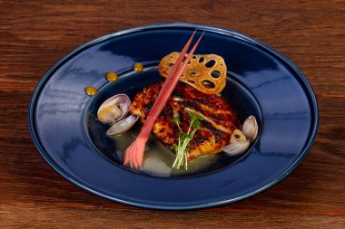 Kızarmış morina balığı tarak ve sos ile