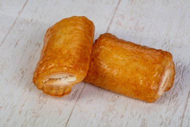 Reçel dolum ile lezzetli puf böreği strudel