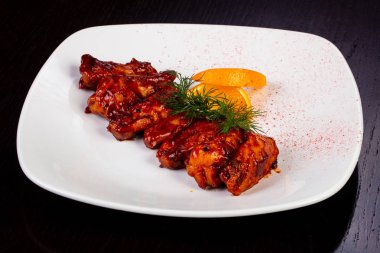 Lezzetli çukurunu Barbekü soslu kanat.