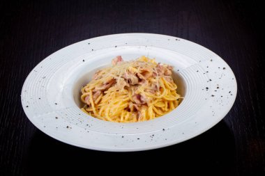 Lezzetli peynir carbonara jambon ile