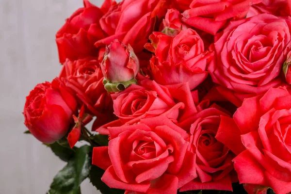 Rose Rosse Fiori Sopra Sfondo Legno — Foto Stock