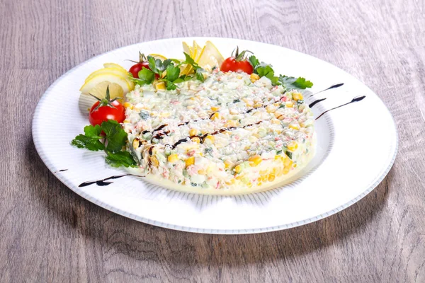 Limon Kiraz Domates Surimi Yengeç Salatası Hizmet — Stok fotoğraf