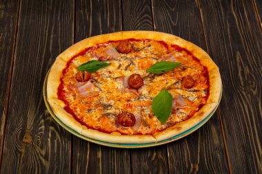 Pastırma ve et topu ile pizza