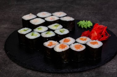 Japon Suşi ile çeşitli madde ayarla