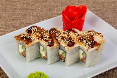 Yılan balığı ile rulo ve somon sos