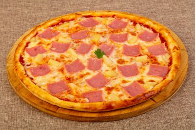 Jambon, ananas ve peynirli pizza