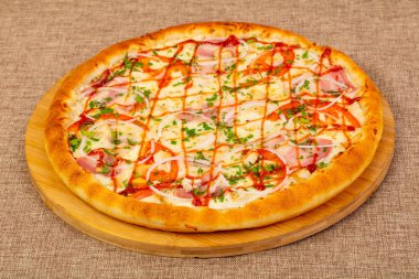 Jambon, peynir ve tavuk pizza