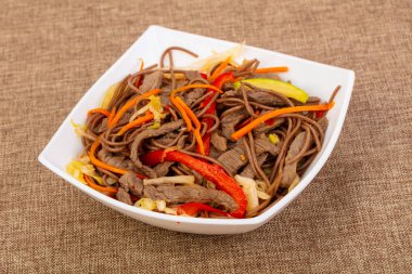 Soba noodle ile sığır eti, vegeetables ve baharatlar