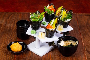 Miso çorbası ve deniz ürünleri ile Japon Temaki ayarla
